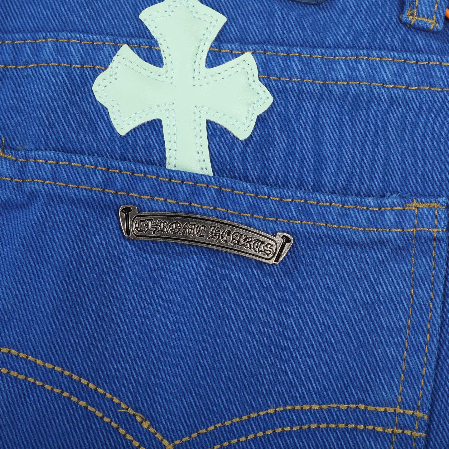 P260 Chrome hearts｜ch Chrome hearts London limited dopamine blue leather jeans, counter price 22W level, patchwork cross pattern embellishment, washed jeans! ! An absolutely high-end luxury product, a 1.9W-level god-level single product, a super popular product, made by top heavy industry, a magic weapon that cannot be missed! [About Zangyin] This is an extremely luxurious fashion brand that can also be called the aristocracy of the high street. It has always been an exclusive brand for some hipsters or rich second generations. Compared with ordinary high streets, it is more luxurious and noble. Compared with luxury brands, it is more fashionable and individual. It has always been a brand that I have a special liking for. [Top heavy industry fashion design] Consistently high-street luxury style. Speaking of this style, the Zangyin family and GU family are definitely the leading representative brands. Especially the Zangyin family has really achieved a state-of-the-art effect in creating high-street style. The unique washed material is used to create this style. The color system is already quite eye-catching. After it is decorated with patchwork cross flowers, it cleverly highlights the charm of the brand. Secondly, this style uses classic The high-waist cutting design highlights the long legs and fashionable temperament of the upper body. The brand is highly recognizable and the slim fit configuration is more suitable for daily wear. It is a product that interprets personality, fashion, and specifications at a glance. This single product is enough to make any fan excited. It can be a white T-shirt for a youthful college style, or a tight suspender for a royal style. It has strong matching ability and can be easily controlled by men.  [Materials and craftsmanship] Needless to say, this point goes without saying. As an excellent craftsman brand, Zangyin’s requirements for details and craftsmanship are really perfect. The washed color of this model has gone through so many processes, not to mention the embellishment of denim appliques. It is also purely hand-made and sewn. Just like what they believe in, only hand-made things have soul and have the meaning of wear. A top-notch heavy-duty fashionable denim item, I look forward to your perfect interpretation! !   Color: Dark blue Size: S-XL (28 30 32 34) Pants length: 101/103/105/107 Waist: 78/82/86/90 Recommended height: 170/175/180/185 Recommended weight: 120/140/160/180